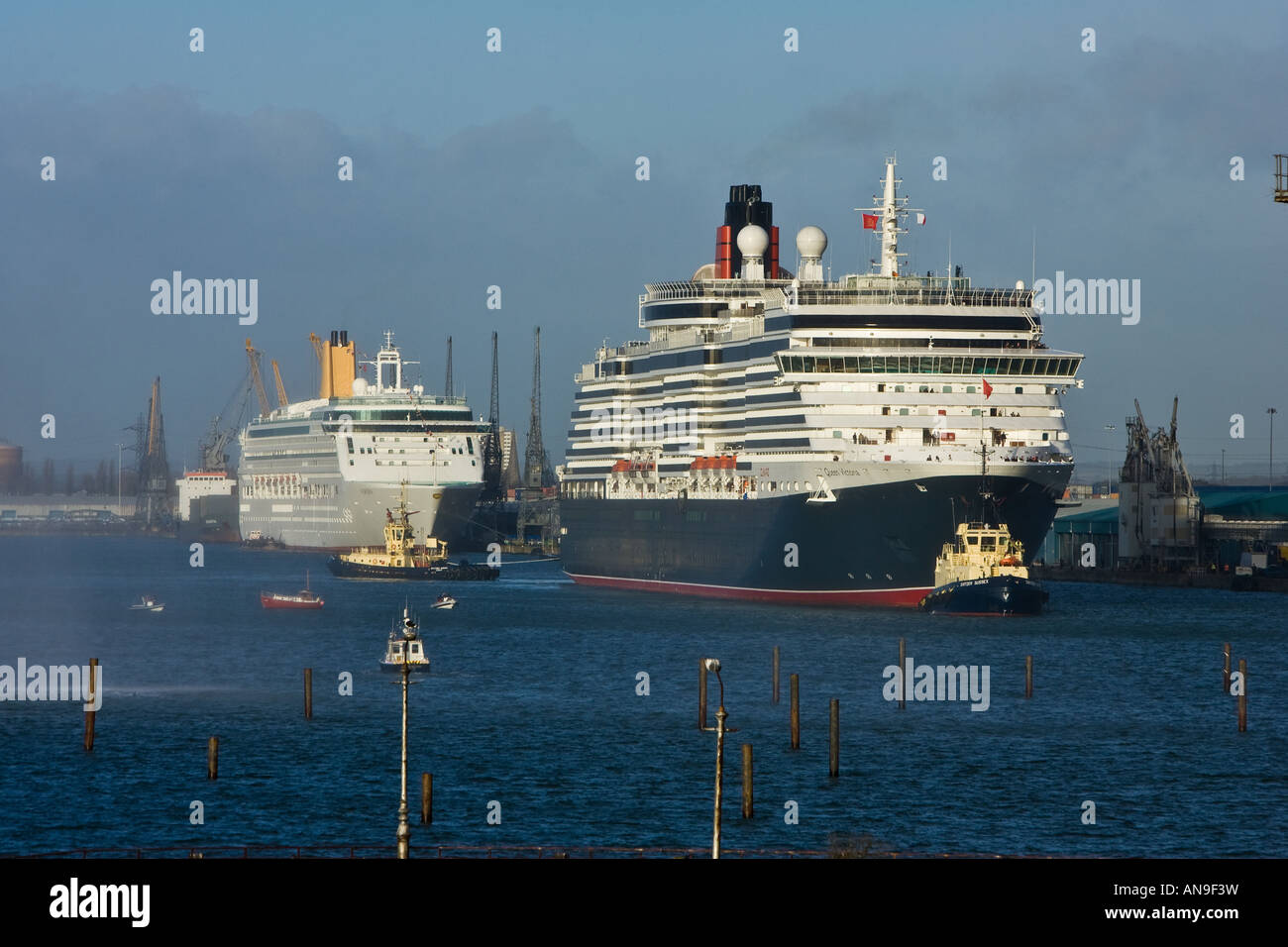 Cunard Kreuzfahrt Queen Victoria Segel in Southampton Docks England vorbei an Aurora zum ersten Mal nach gebaut werden Stockfoto