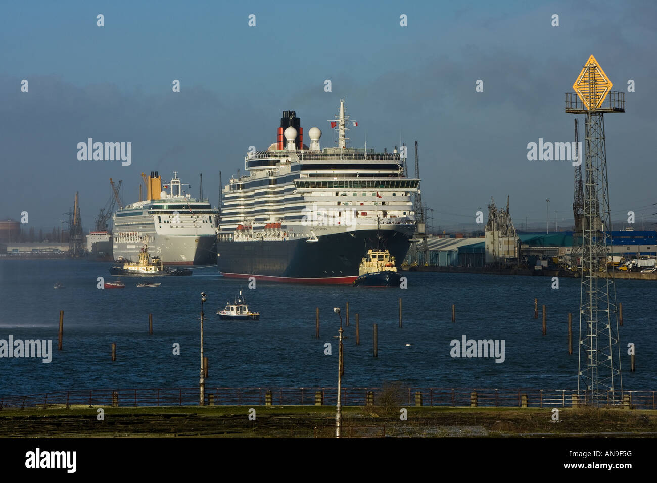 Cunard Kreuzfahrt Queen Victoria Segel in Southampton Docks England vorbei an Aurora zum ersten Mal nach gebaut werden Stockfoto