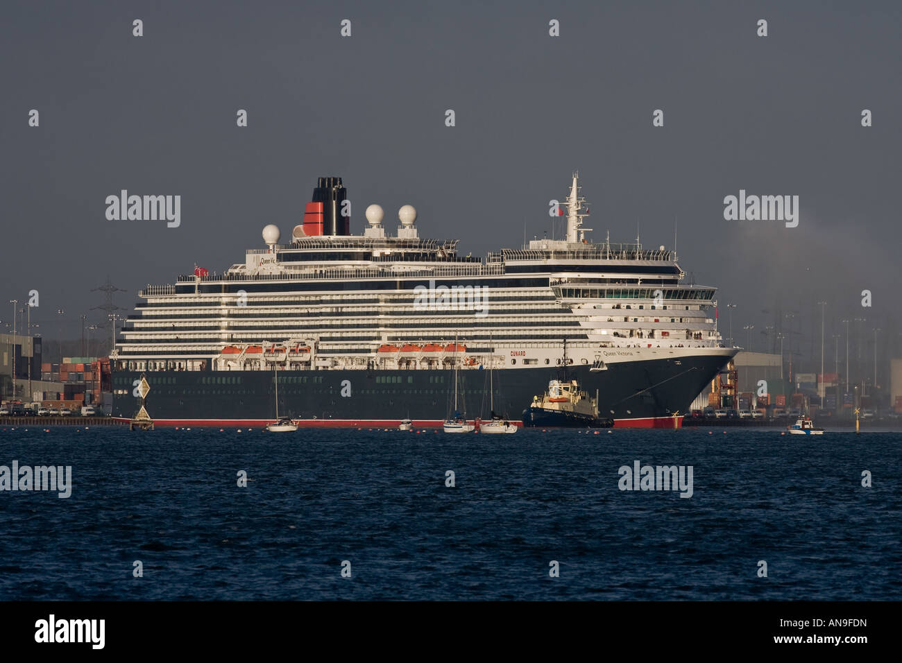 Cunard Kreuzfahrt Schiff Queen Victoria Segel in Southampton docks England zum ersten Mal nach dem Bau Stockfoto