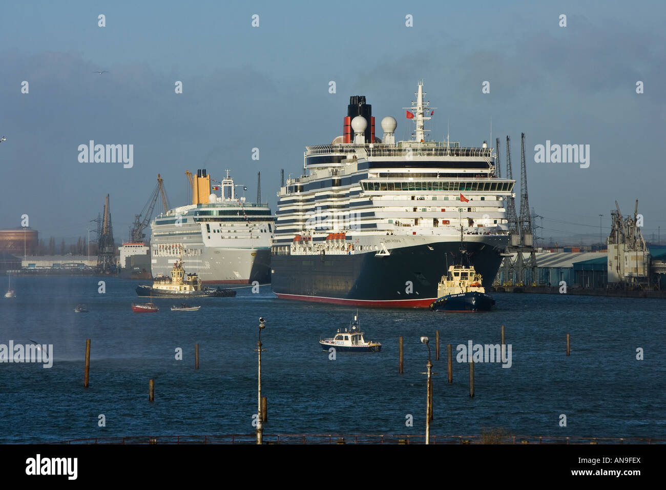 Cunard Kreuzfahrt Queen Victoria Segel in Southampton Docks England vorbei an Aurora zum ersten Mal nach gebaut werden Stockfoto