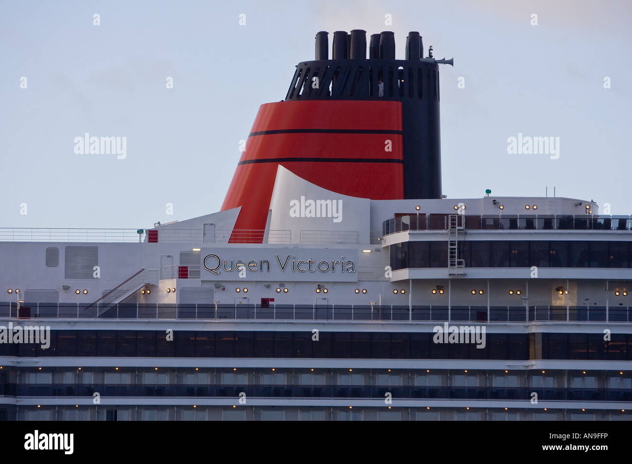 Cunard Kreuzfahrt Schiff Queen Victoria Segel in Southampton docks England zum ersten Mal nach dem Bau Stockfoto