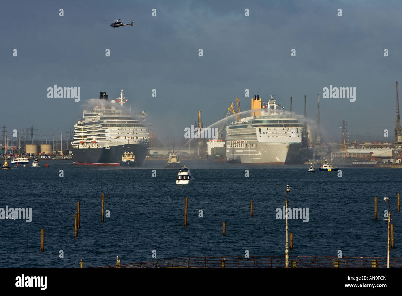 Cunard Kreuzfahrt Queen Victoria Segel in Southampton Docks England vorbei an Aurora zum ersten Mal nach gebaut werden Stockfoto