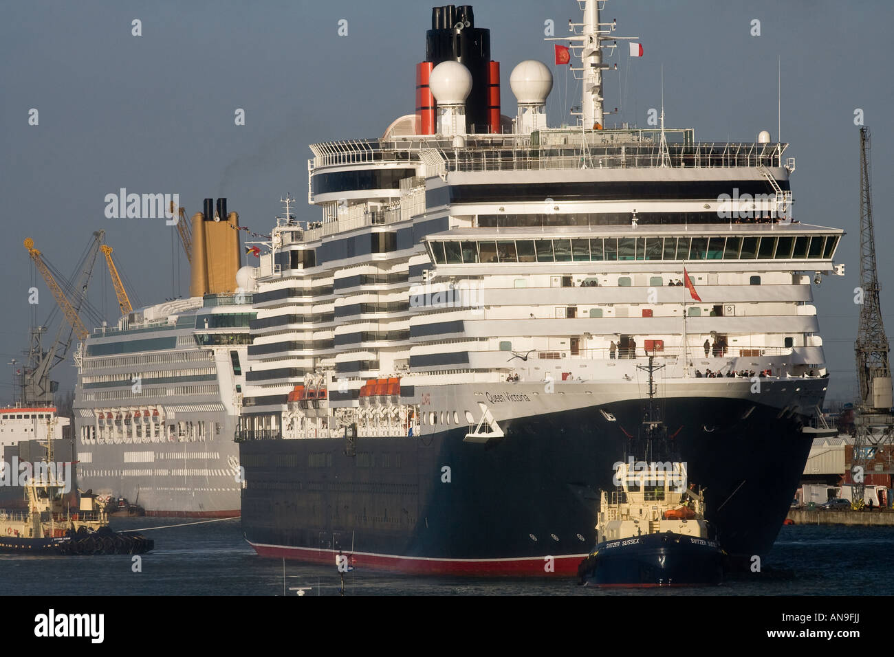 Cunard Kreuzfahrt Schiff Queen Victoria Segel in Southampton docks England zum ersten Mal nach dem Bau Stockfoto
