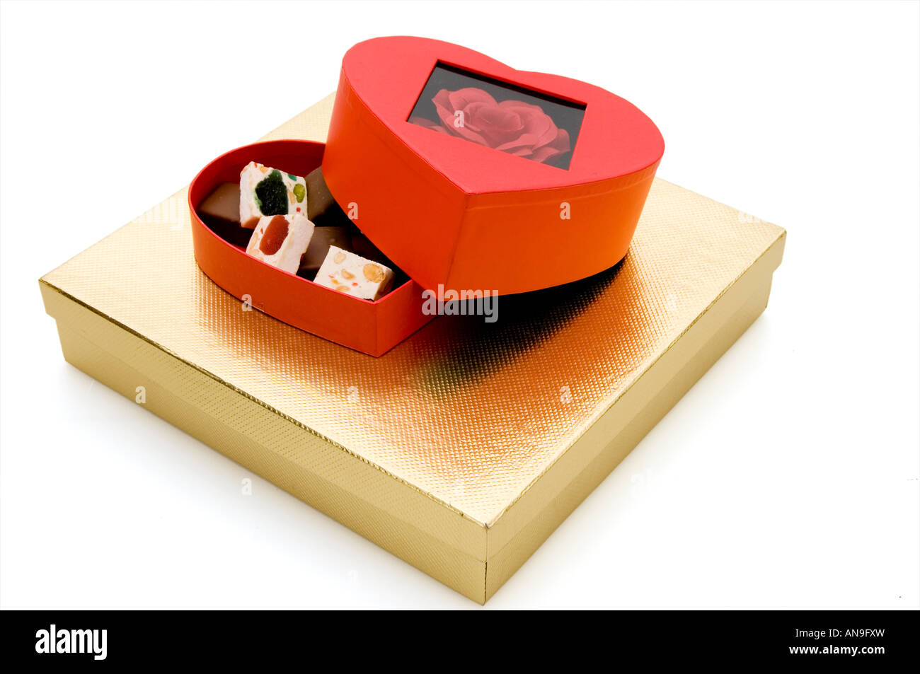 herzförmige Schachtel Pralinen und ein gold-box Stockfoto