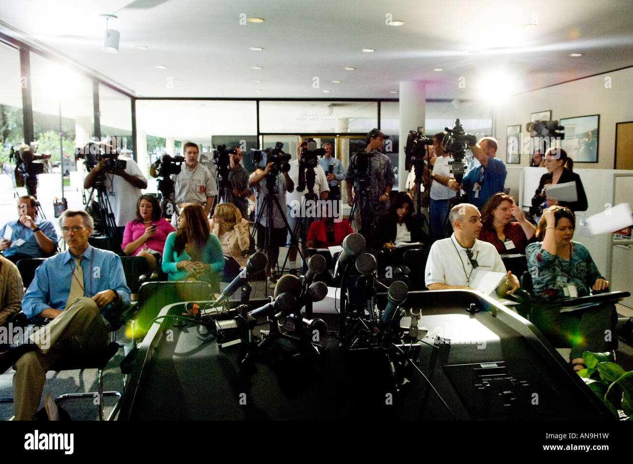 Raum voller Reporter warten für eine Pressekonferenz Stockfoto