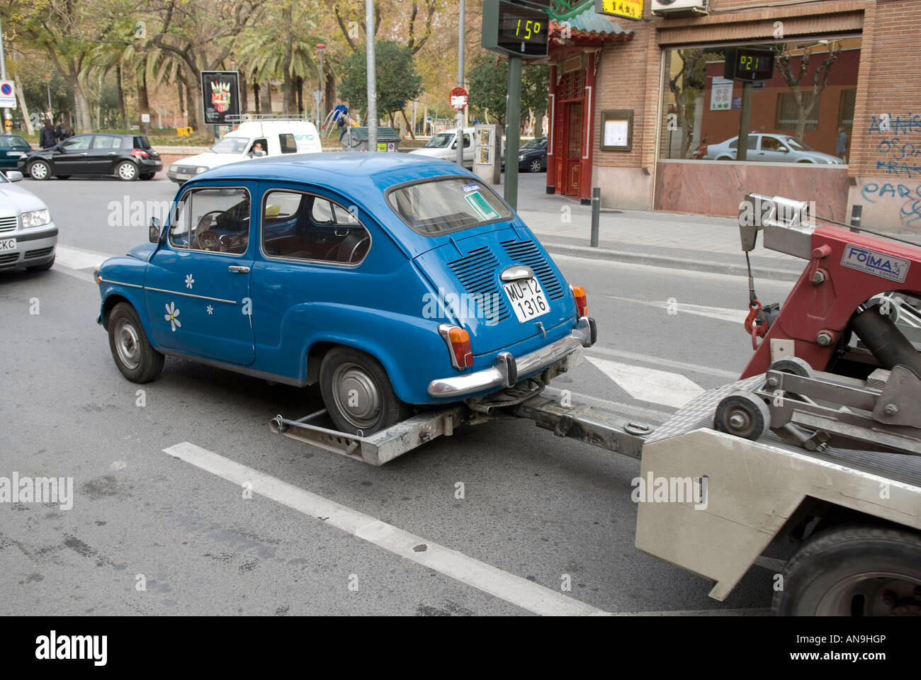 Fiat 600 Auto abgeschleppt von Abschleppwagen LKW, Murcia, Spanien Stockfoto