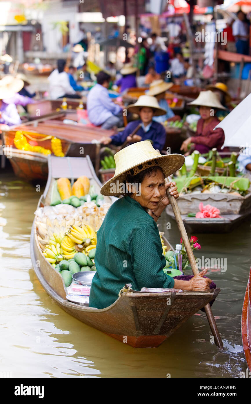 Obst-Verkäufer in der Damnern Saduak floating Market Bangkok Thailand Stockfoto