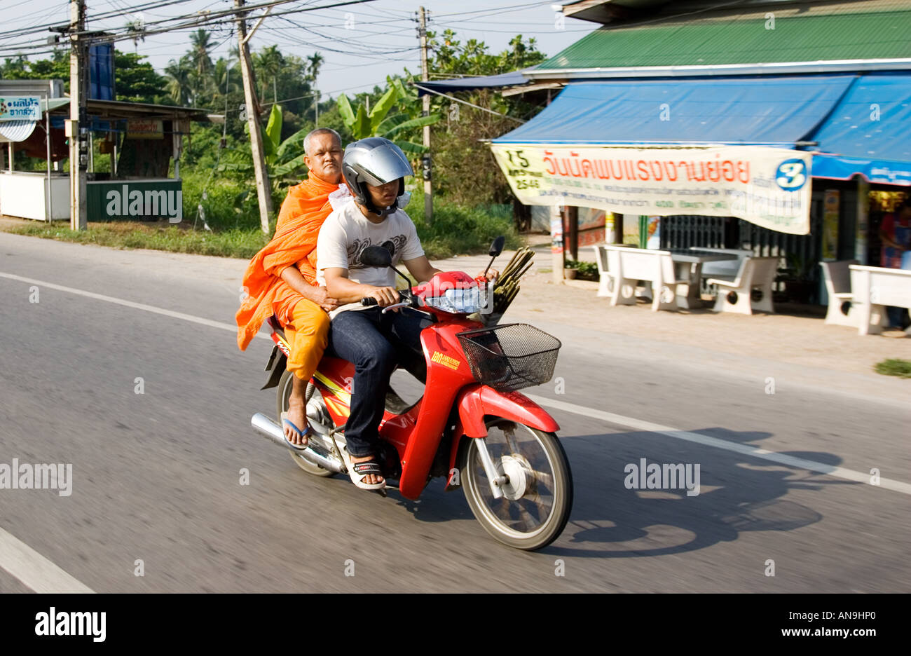 Mann und ein buddhistischer Mönch Reisen auf einem Motorrad Bangkok Thailand Stockfoto