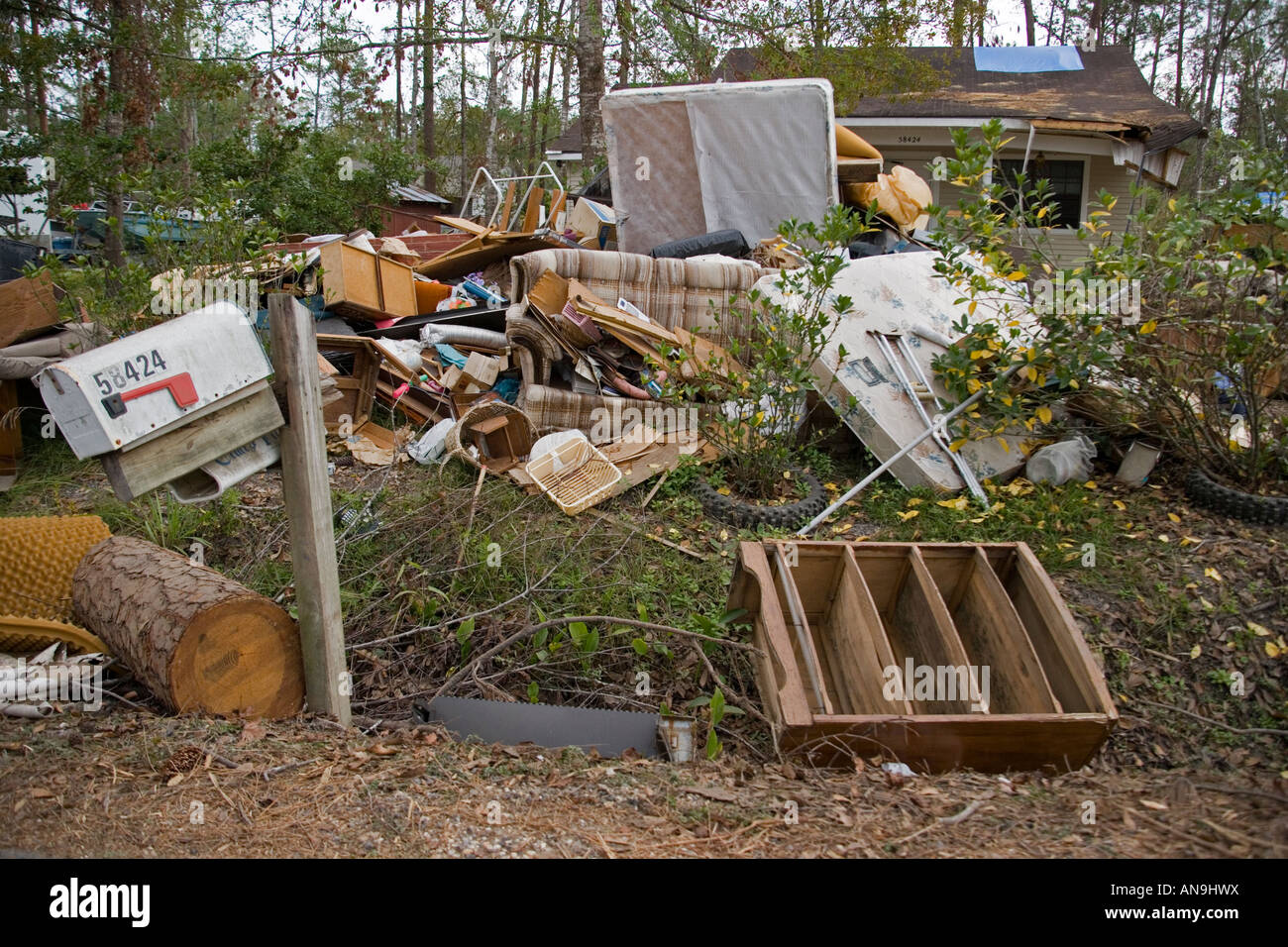 Beschädigte Sachen gelöscht aus Häusern in der Nähe von Slidell, Louisiana von Überschwemmungen durch den Hurrikan Katrina Stockfoto