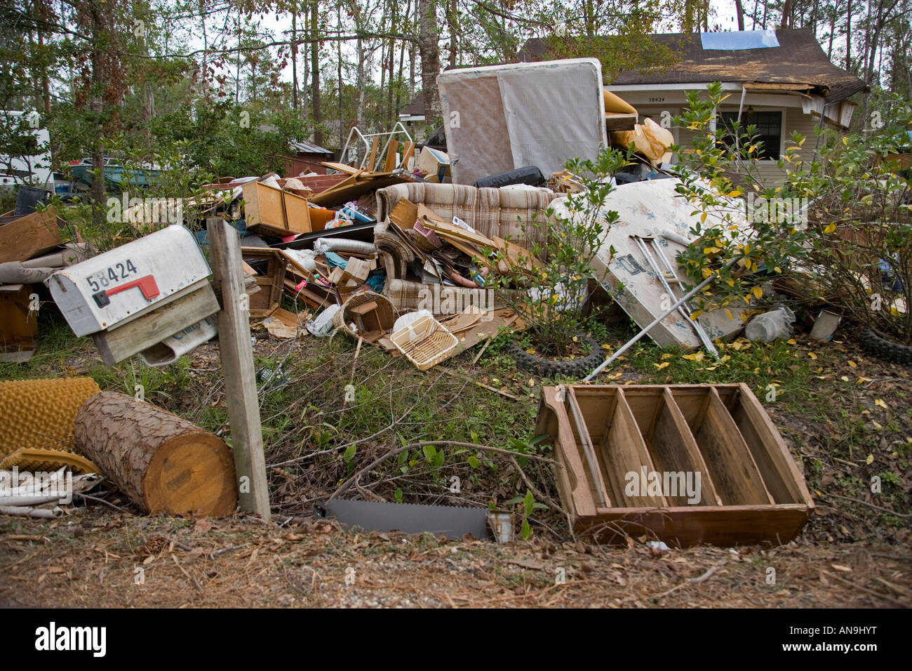 Beschädigte Sachen gelöscht aus Häusern in der Nähe von Slidell, Louisiana von Überschwemmungen durch den Hurrikan Katrina Stockfoto