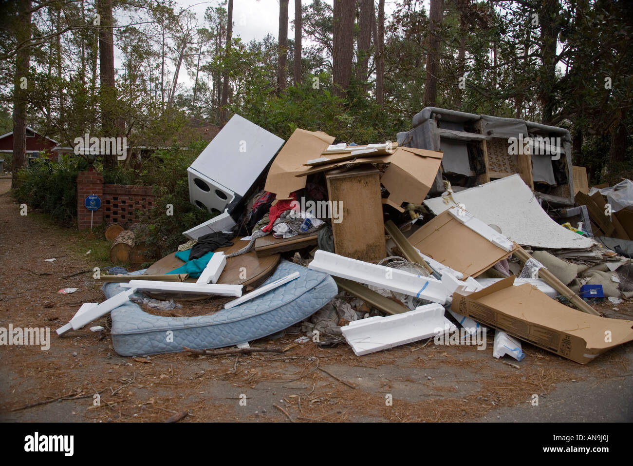 Beschädigte Sachen gelöscht aus Häusern in der Nähe von Slidell, Louisiana von Überschwemmungen durch den Hurrikan Katrina Stockfoto