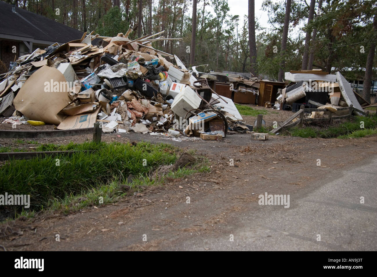 Beschädigte Sachen gelöscht aus Häusern in der Nähe von Slidell, Louisiana von Überschwemmungen durch den Hurrikan Katrina Stockfoto