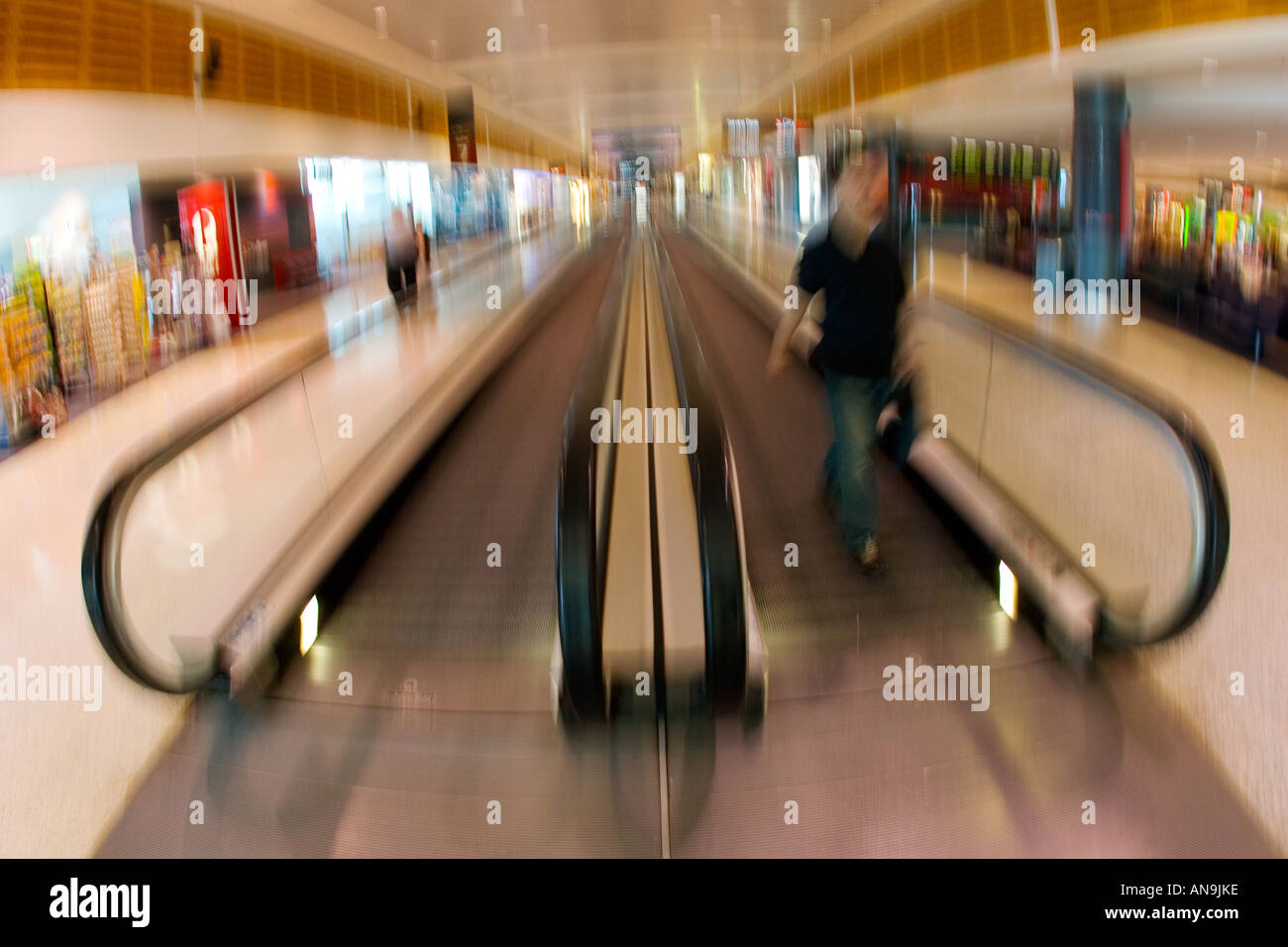 Pendler auf einem Flughafen bewegen Gehweg Australien Stockfoto