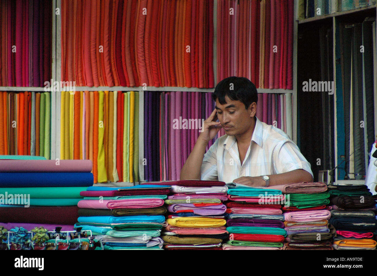 Tuchhändler in einem Geschäft voll von bunten Tuch in Kathmandu-nepal Stockfoto