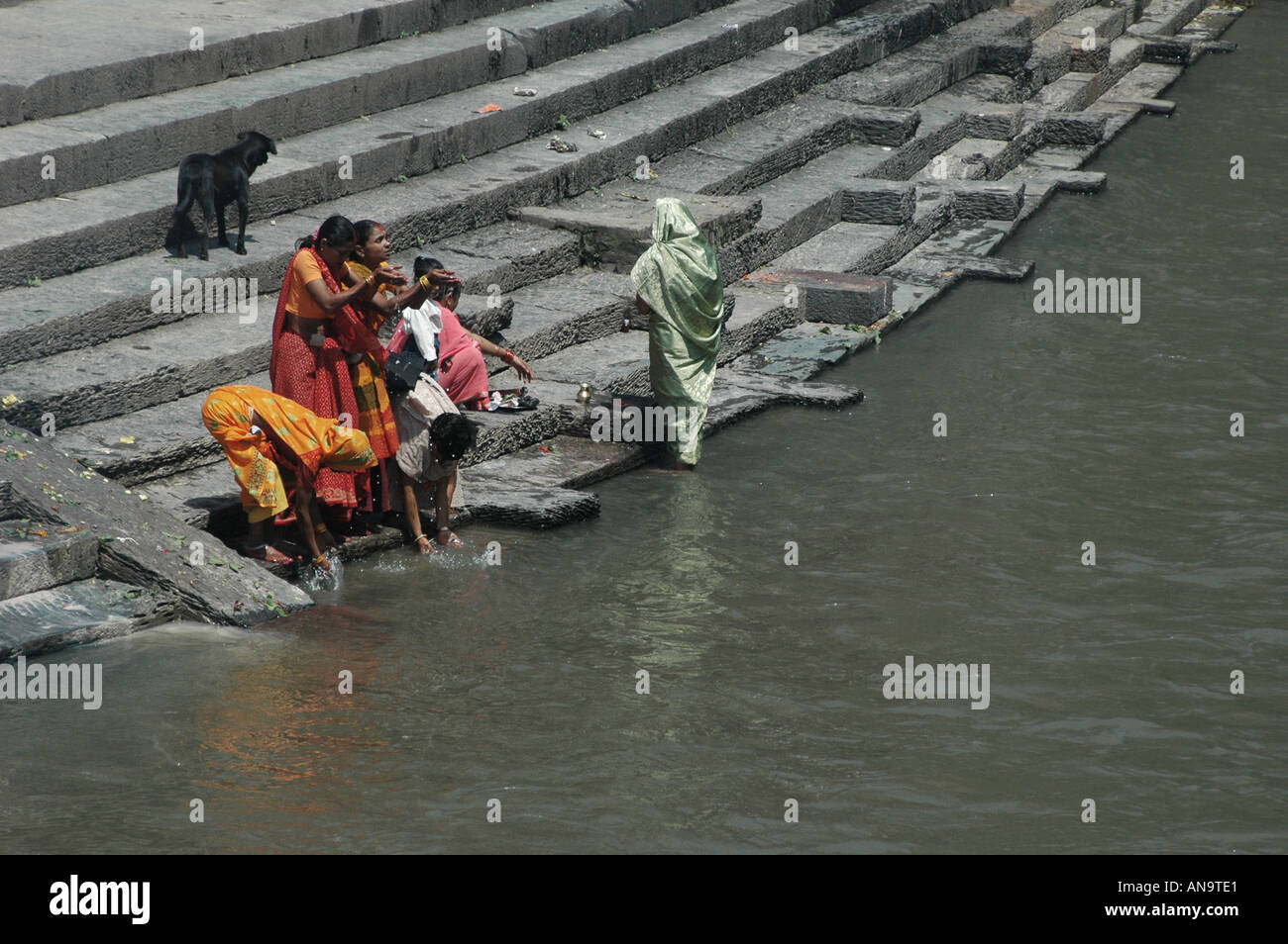 Hindu-Frauen Gebete am Ufer des Flusses Bagmati im Pashupatinath Tempel in Kathmandu-nepal Stockfoto