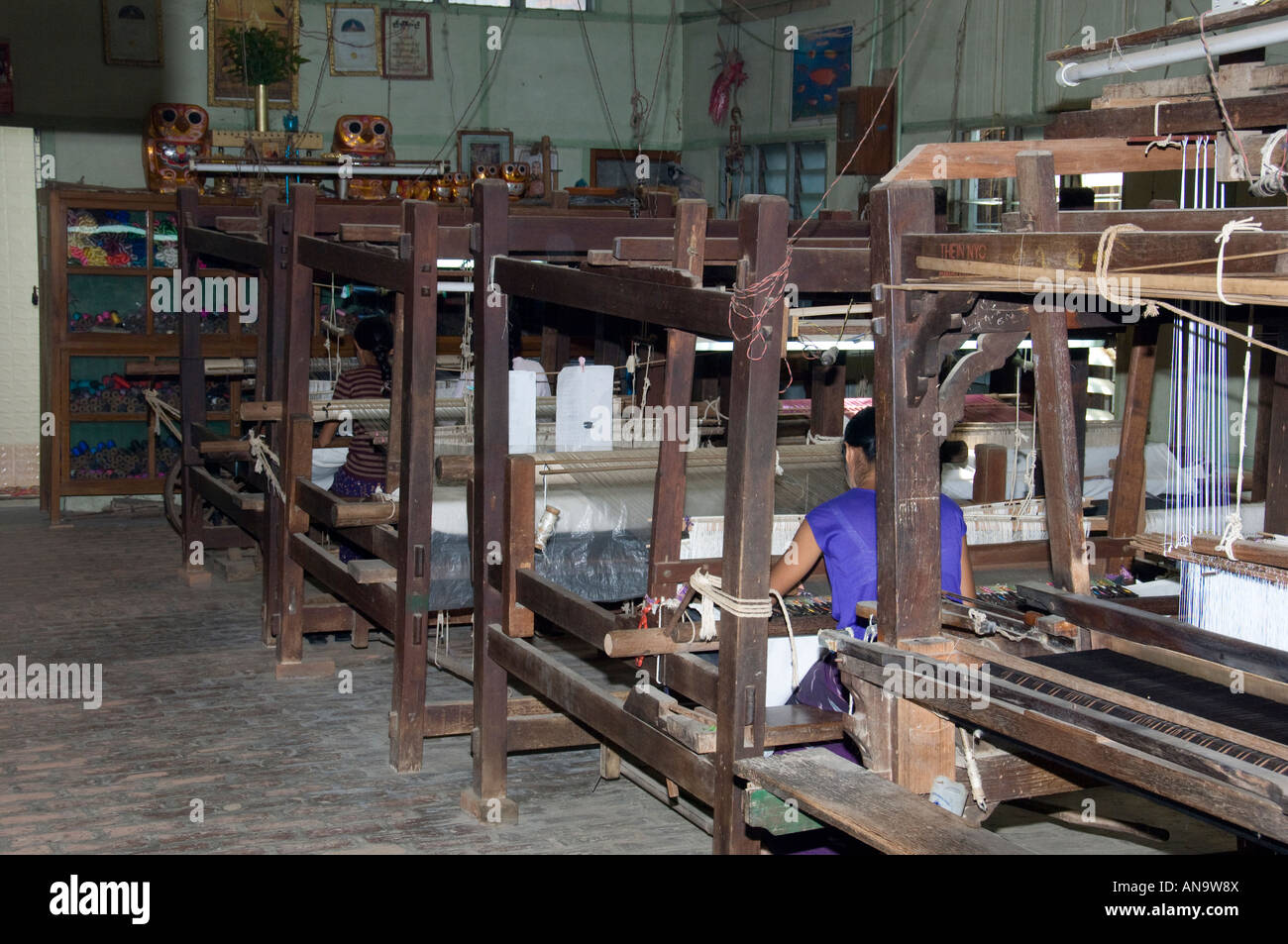 Frau weben Burmesische Seide auf Loom in Werkstatt Amarapura Birma Stockfoto