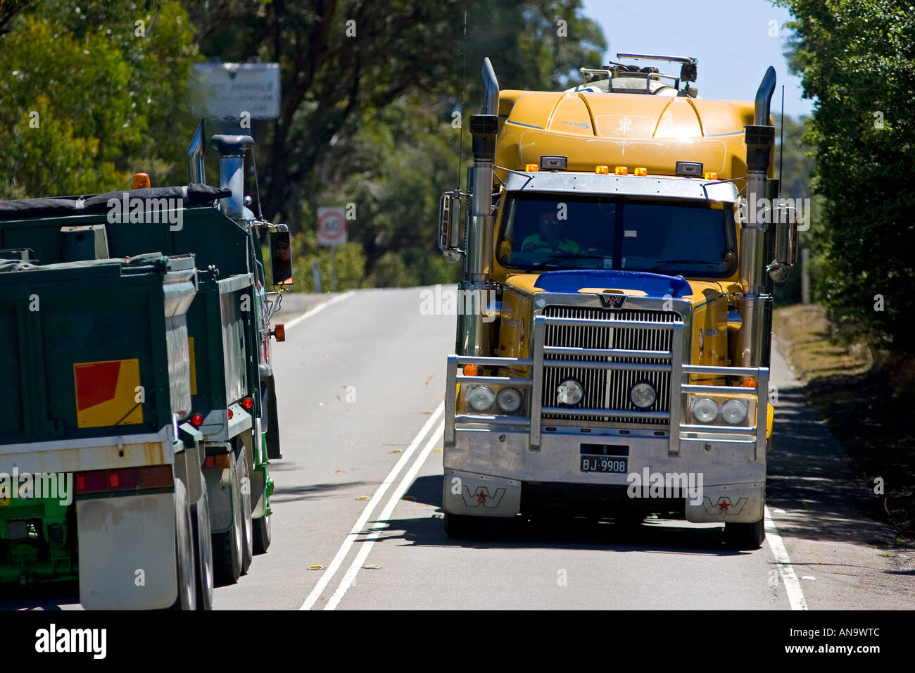 LKW auf dem großen Western Highway aus Sydney, New South Wales Australien Adelaide Stockfoto