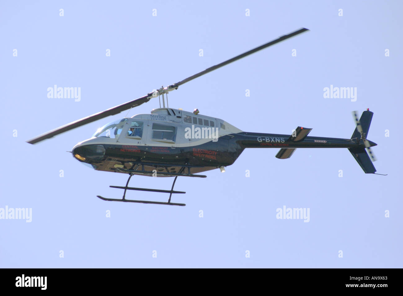Bell 206 Jetranger Hubschrauber Stromleitungen Vermessung Stockfoto