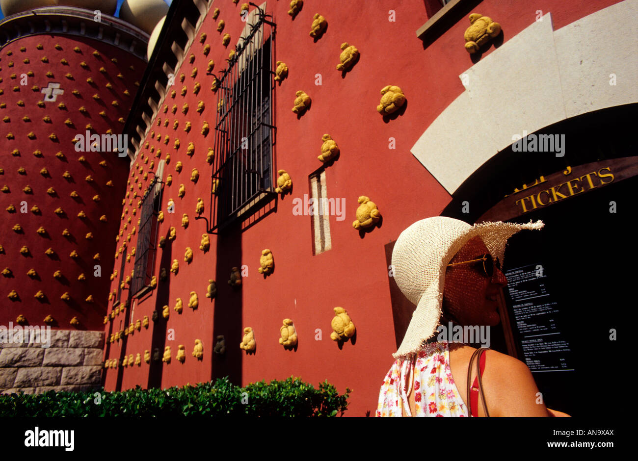 Touristischen Frau vor Galatea Turm an das Salvador Dalí Museum. Figueres. Girona. Spanien. Stockfoto