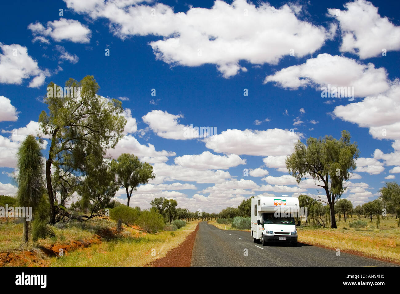 Wohnmobil-reisen-Straße im roten Zentrum Northern Territory in Australien Stockfoto