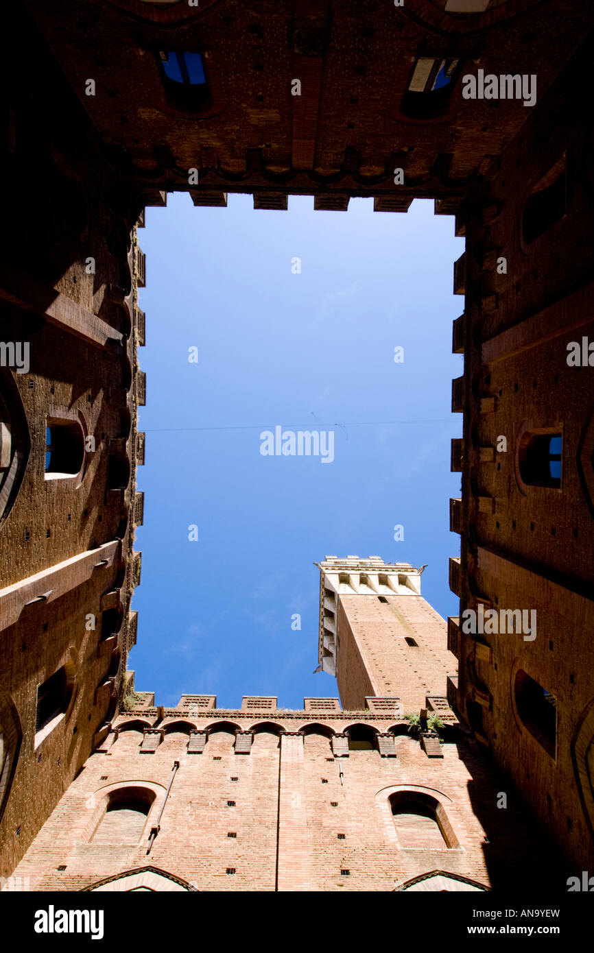 Torre del Mangia von innen Palazzo Pubblico Siena Italien Stockfoto