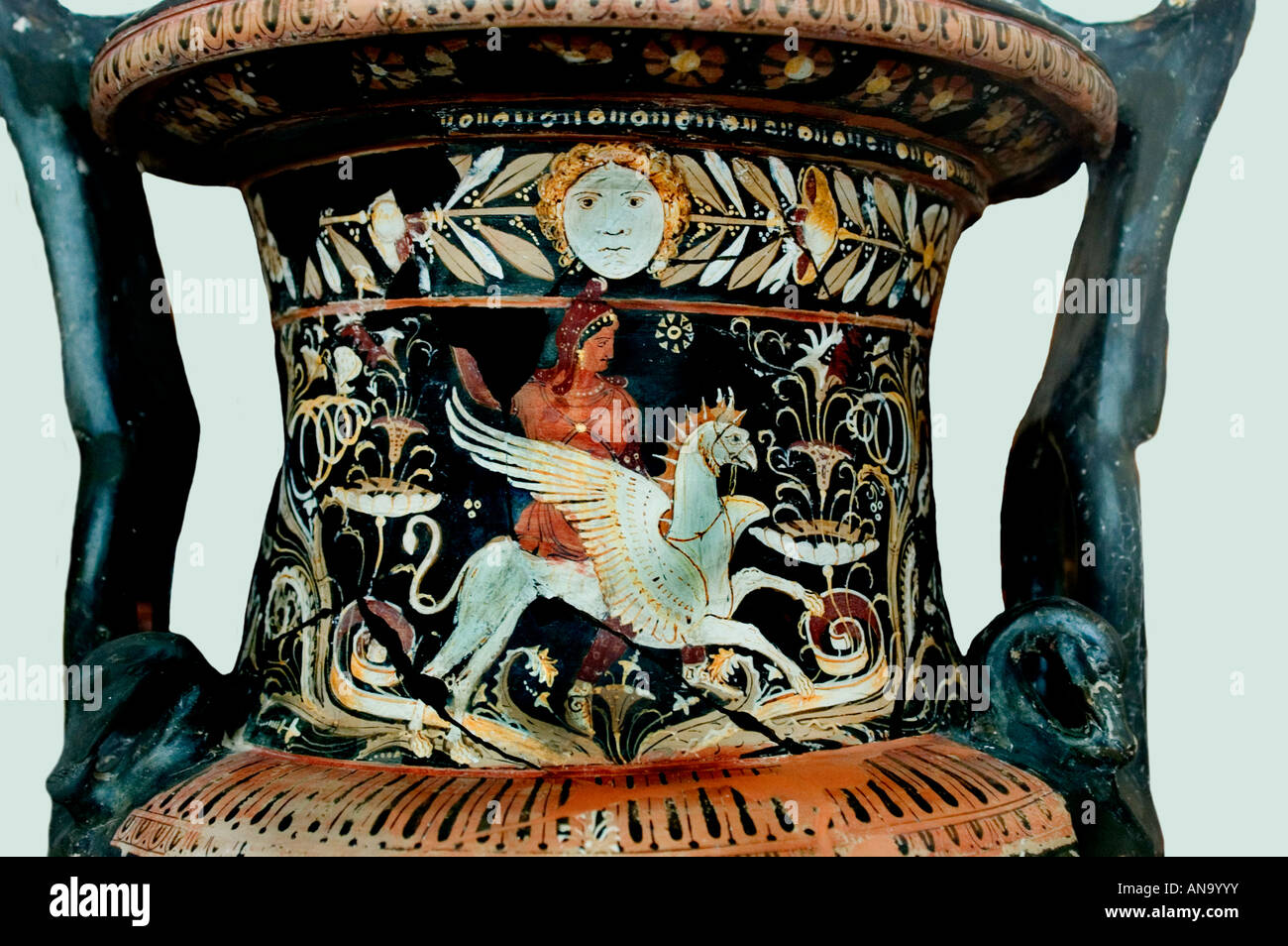 Eine Amphore (Plural: Amphoren oder Amphoren) ist eine Keramikvase mit zwei Griffen und einem langen Hals, der enger als der Körper ist. Griechenland, Stockfoto
