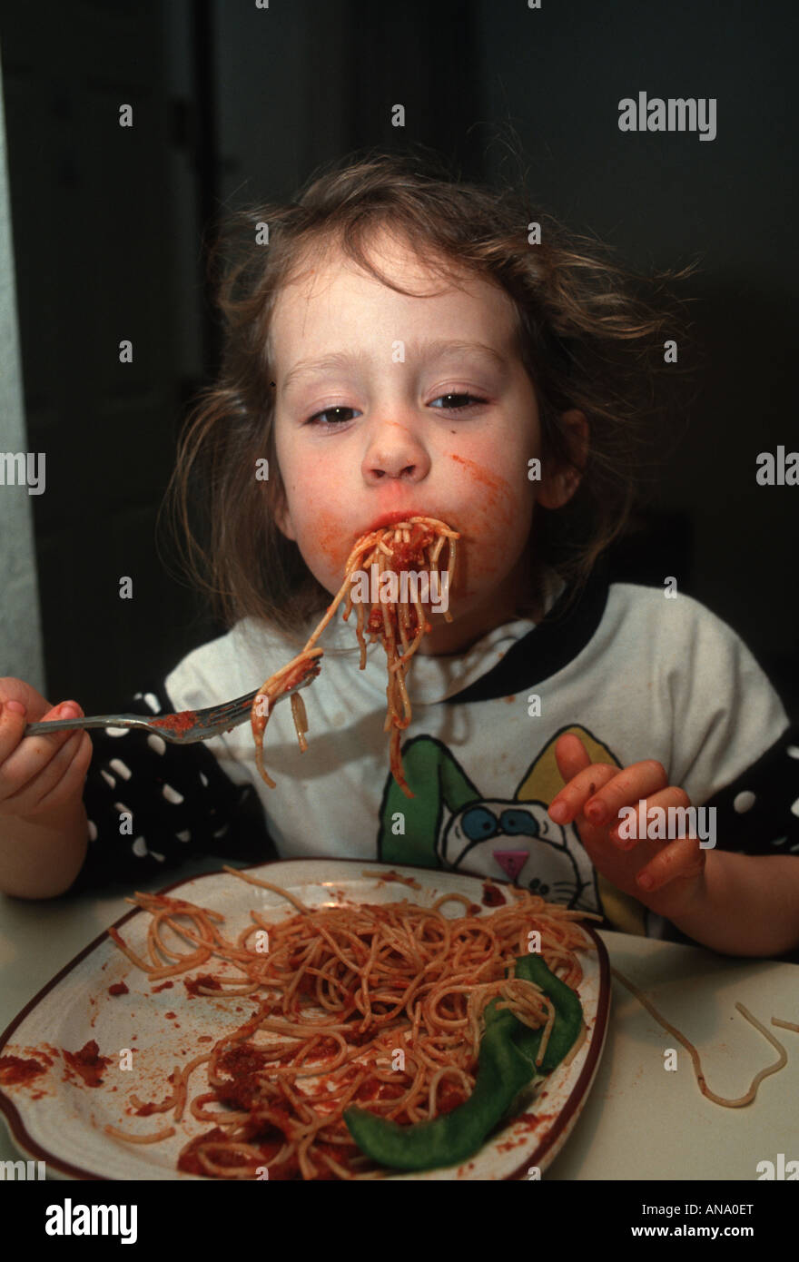 Kleines Mädchen wirklich graben in ihre spaghetti Stockfoto