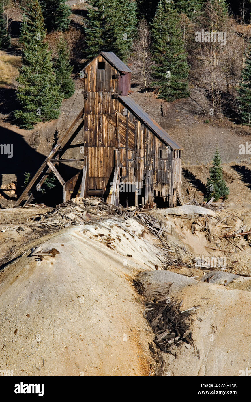 Altbau-Mine und Tailings an verlassenen Yankee Girl Mine Ouray County Colorado Stockfoto