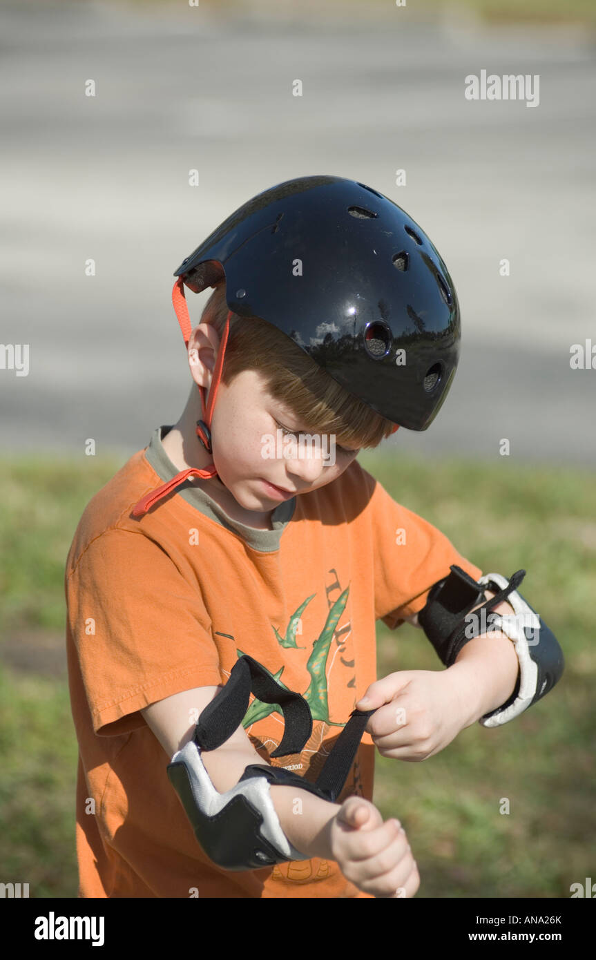 Skateboarder Skateboarden lernen Sicherheit Ausrüstung Kind junge Kinder Jugend Freizeit Sport Stockfoto