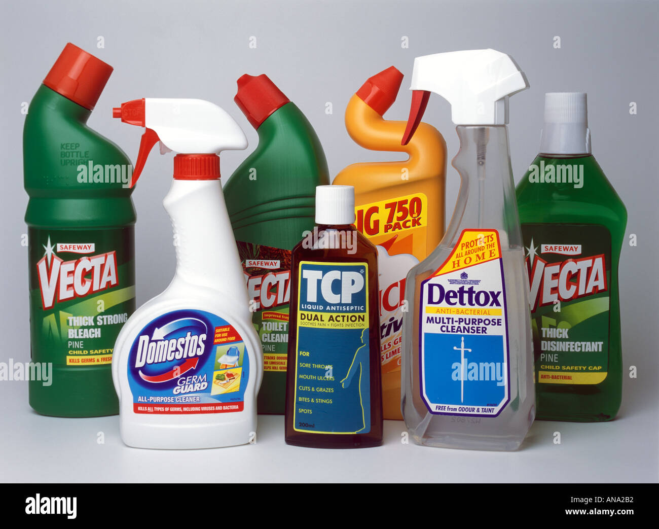 eine Auswahl an Haushalt Reinigungsmittel und Desinfektionsmittel, die in der Regel verwendet in Küche und Bad Stockfoto