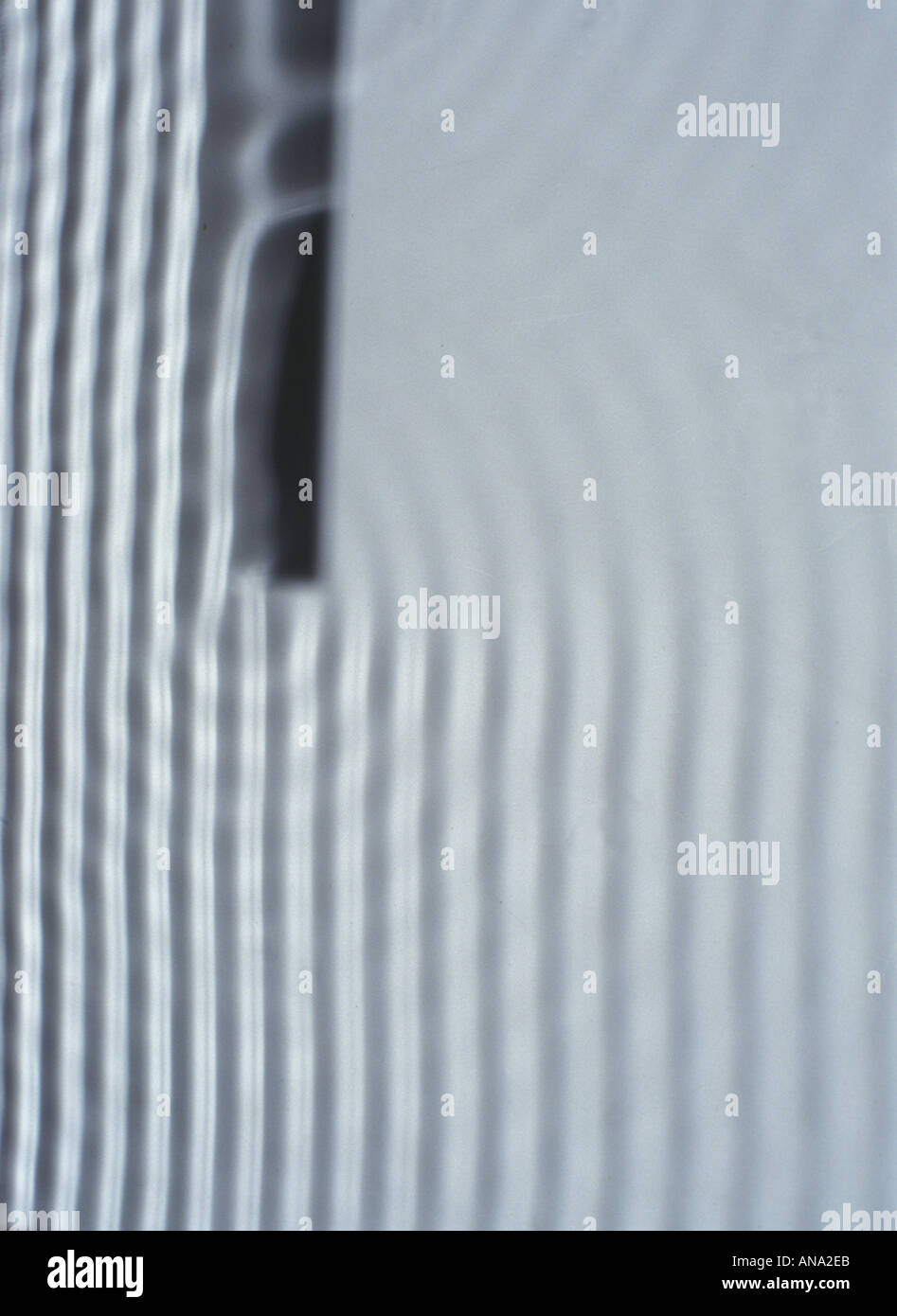 Beugung kurzwellige Wasserwellen an geraden Kante in ripple Tank siehe auch ANA2ED ANA2EF A20286 A20287 AGGE85 Stockfoto