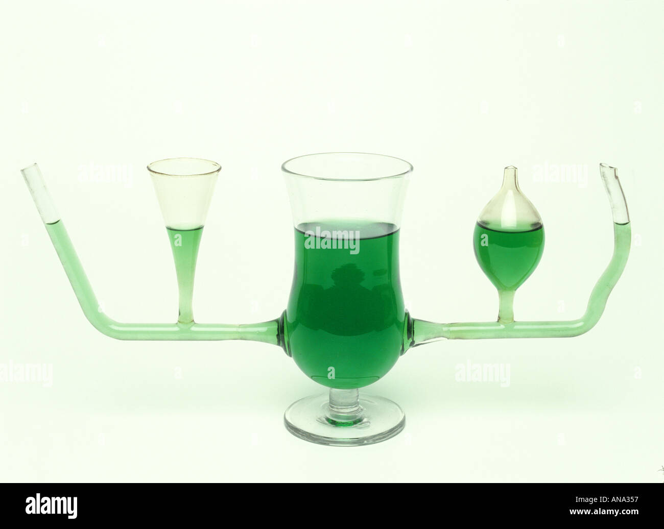 Pascals Vasen das Niveau der Flüssigkeit ist unabhängig von der Form des Pascals Vasen und Druck hängt von der Tiefe Stockfoto