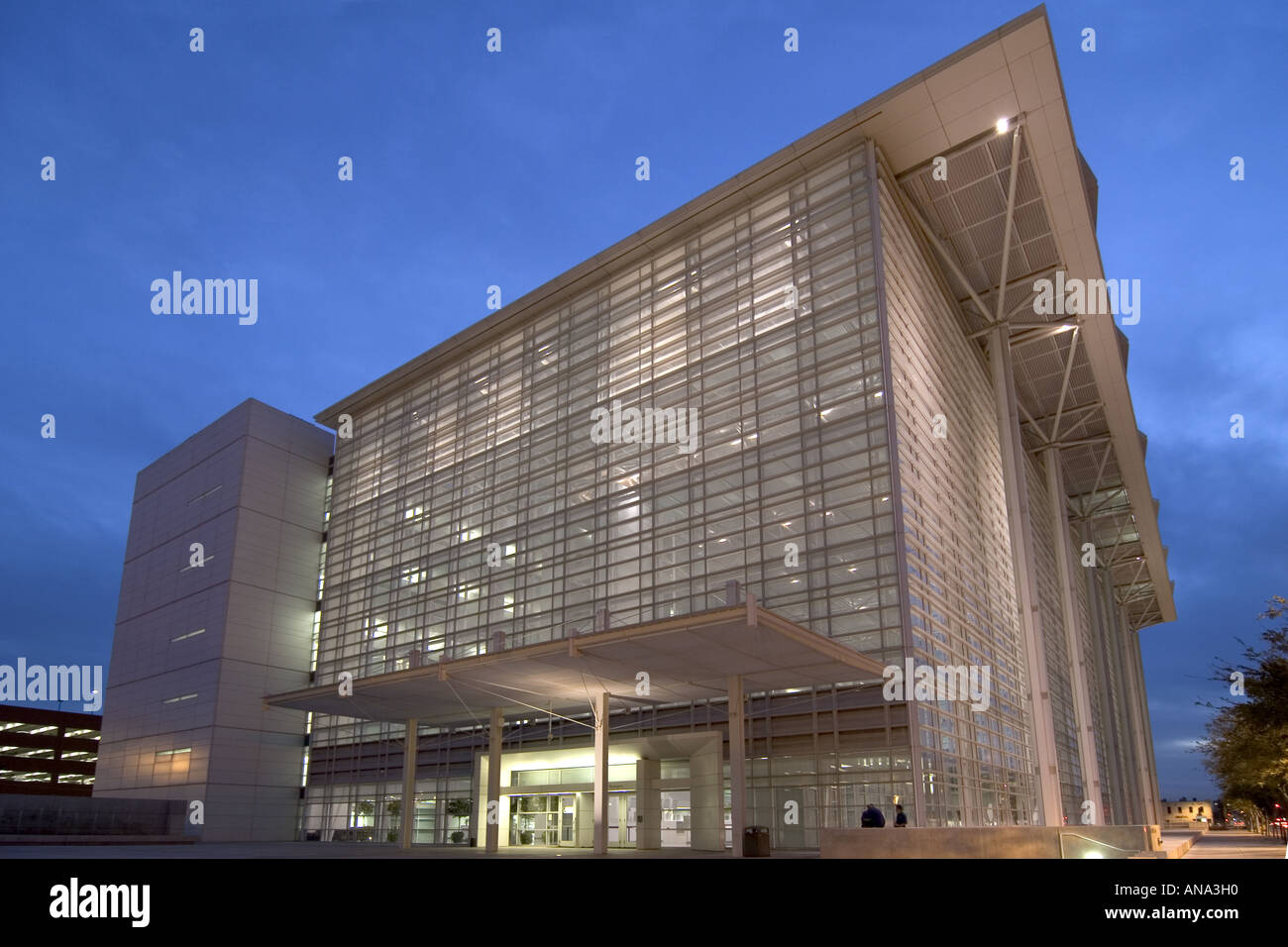 Sandra Day O'Connor Courthouse in der Nacht in Phoenix Stockfoto