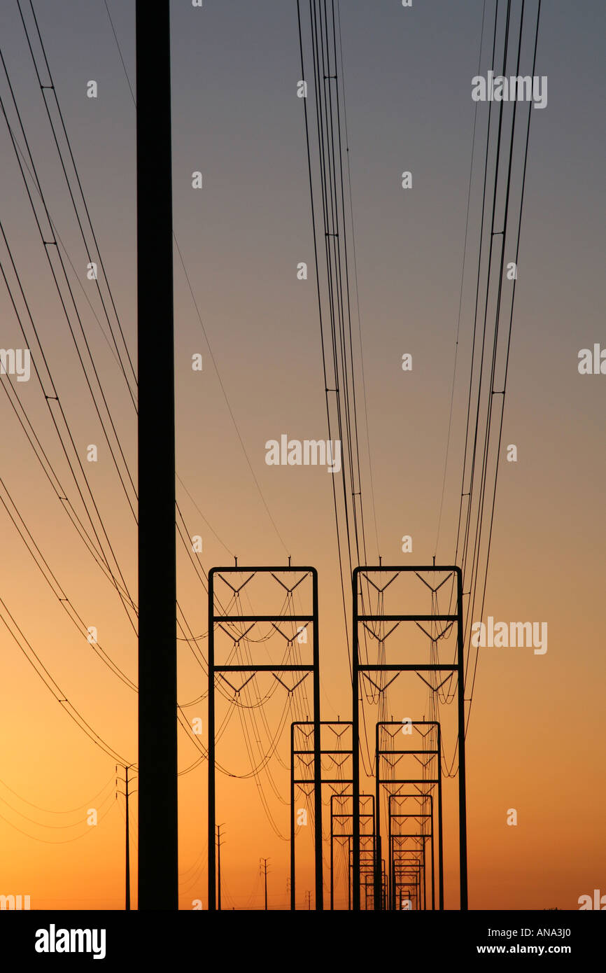 Moderne Hochspannungs-elektrische Türme in Südkalifornien bei Sonnenuntergang Stockfoto
