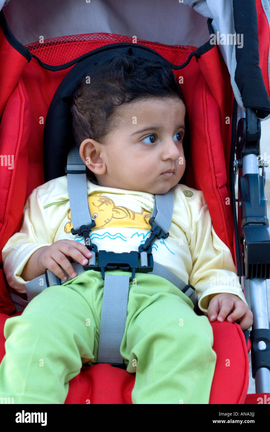 Baby Boy geschnallt, Kinderwagen Stockfoto