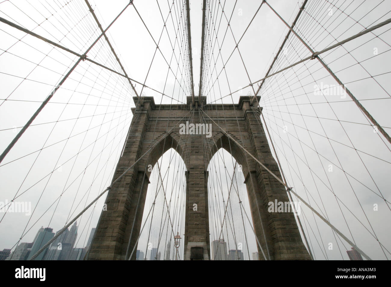 Brooklyn Bridge mit Blick auf Lower Manhattan Stockfoto
