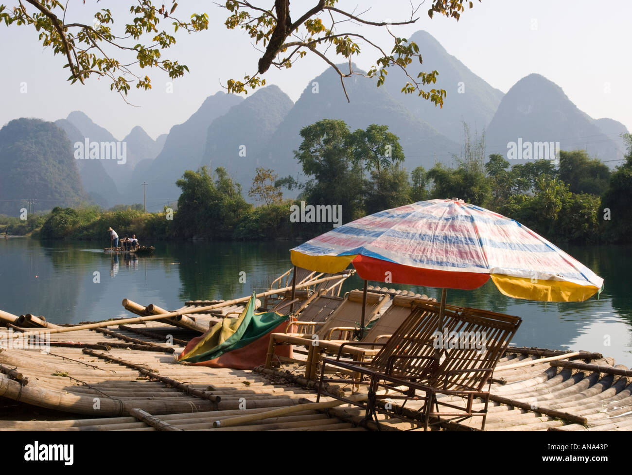 China-Guangxi Yuangshuo Yulong Brücke touristischen Kreuzfahrt auf typische Bambus Flößen Stockfoto