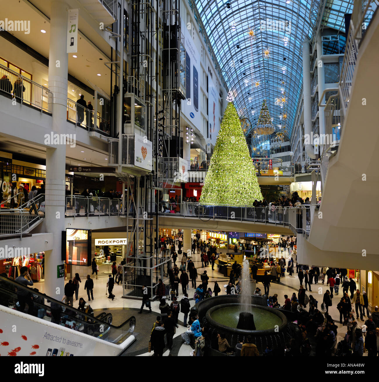 Toronto Eaton Centre Weihnachts-Dekoration in einem Einkaufszentrum Stockfoto