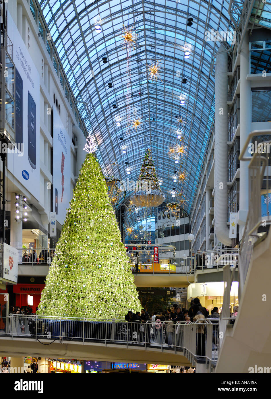 Toronto Eaton Centre Weihnachten Baumschmuck in einer Shopping mall Stockfoto