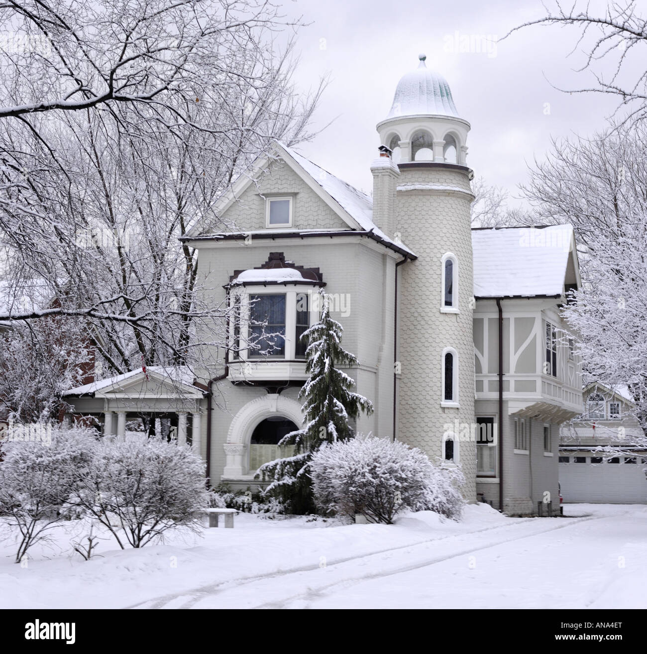 Zweistöckiges Haus bedeckt mit Schnee Winter malerische Stockfoto