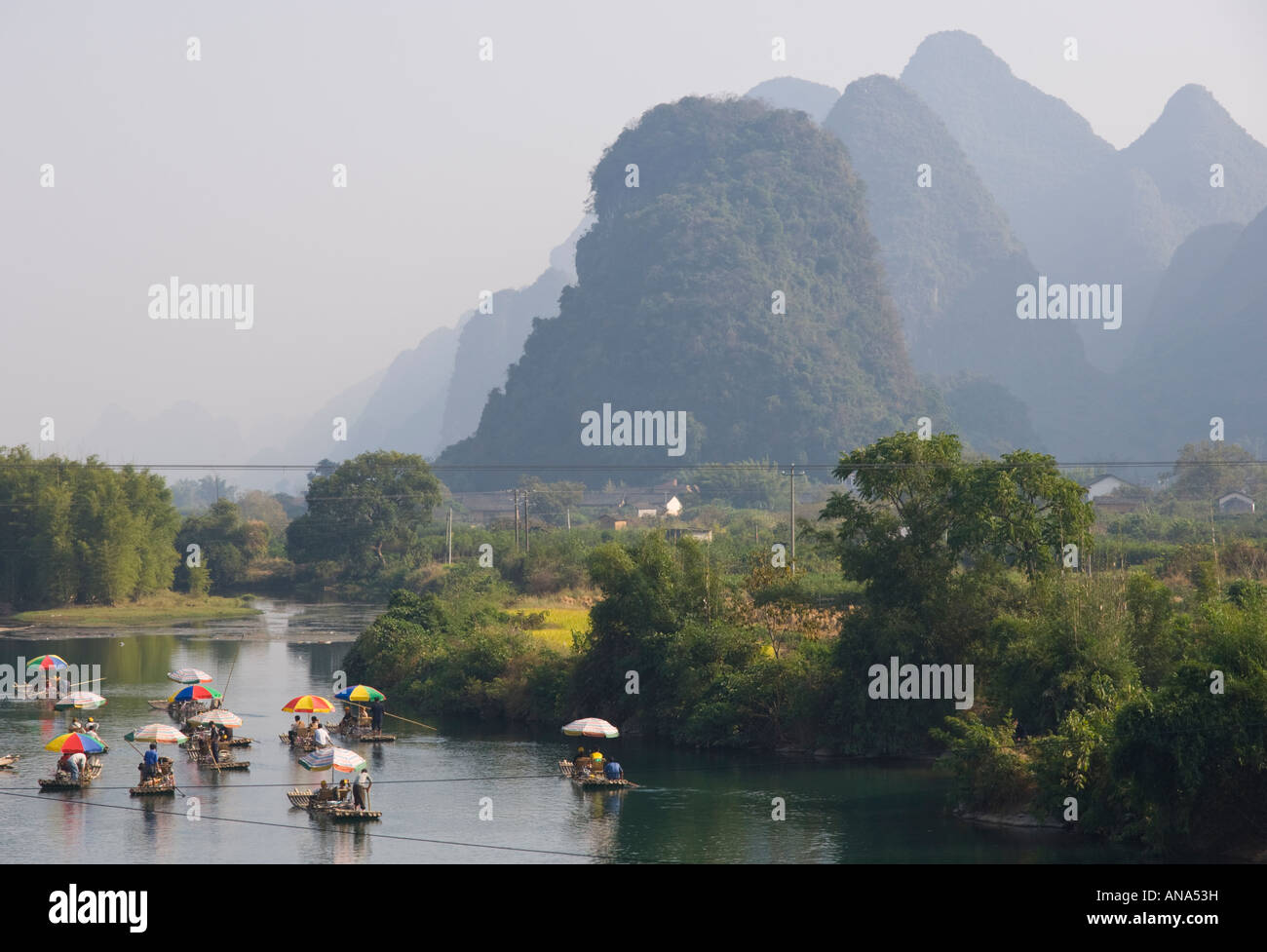 China-Guangxi Yuangshuo Yulong Brücke touristischen Kreuzfahrt auf typische Bambus Stockfoto