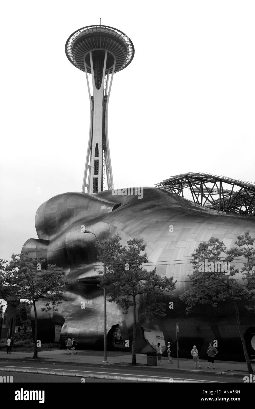 Die Space Needle hinter der Erfahrung Musik-Projekt-Gebäude am Seattle Center in der Innenstadt von Seattle Washington USA Stockfoto