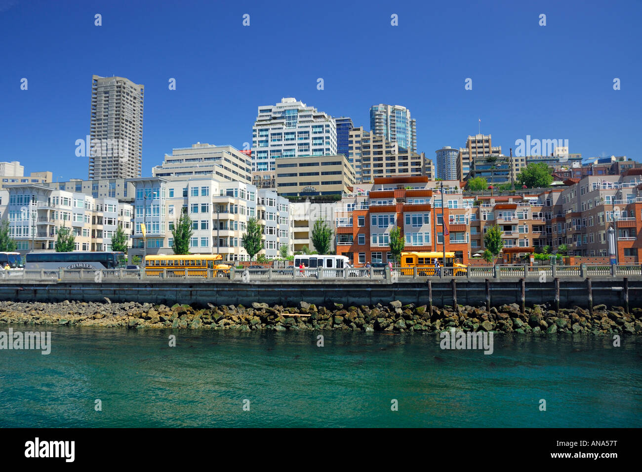 Wohn hoch steigt und Häuser an der Hafenpromenade mit Blick auf den Piers in Seattle Washington USA Stockfoto