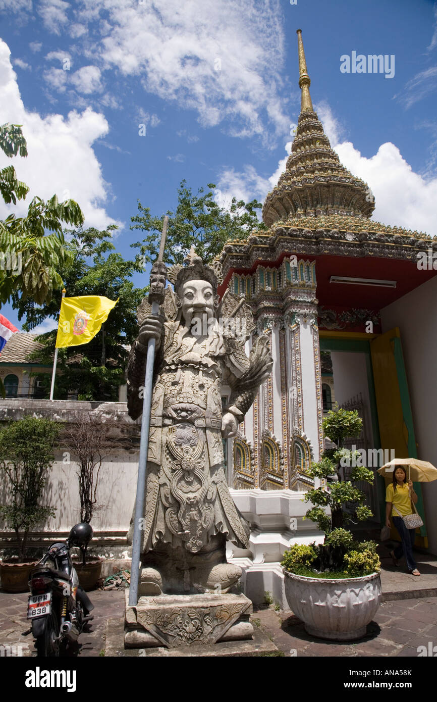 Wächter-Riese an der Pforte des Wat Pho (Tempel des liegenden Buddha) Wat Phra Chetuphon Bangkok, Thailand, & des thailändischen Königs Flagge. Stockfoto