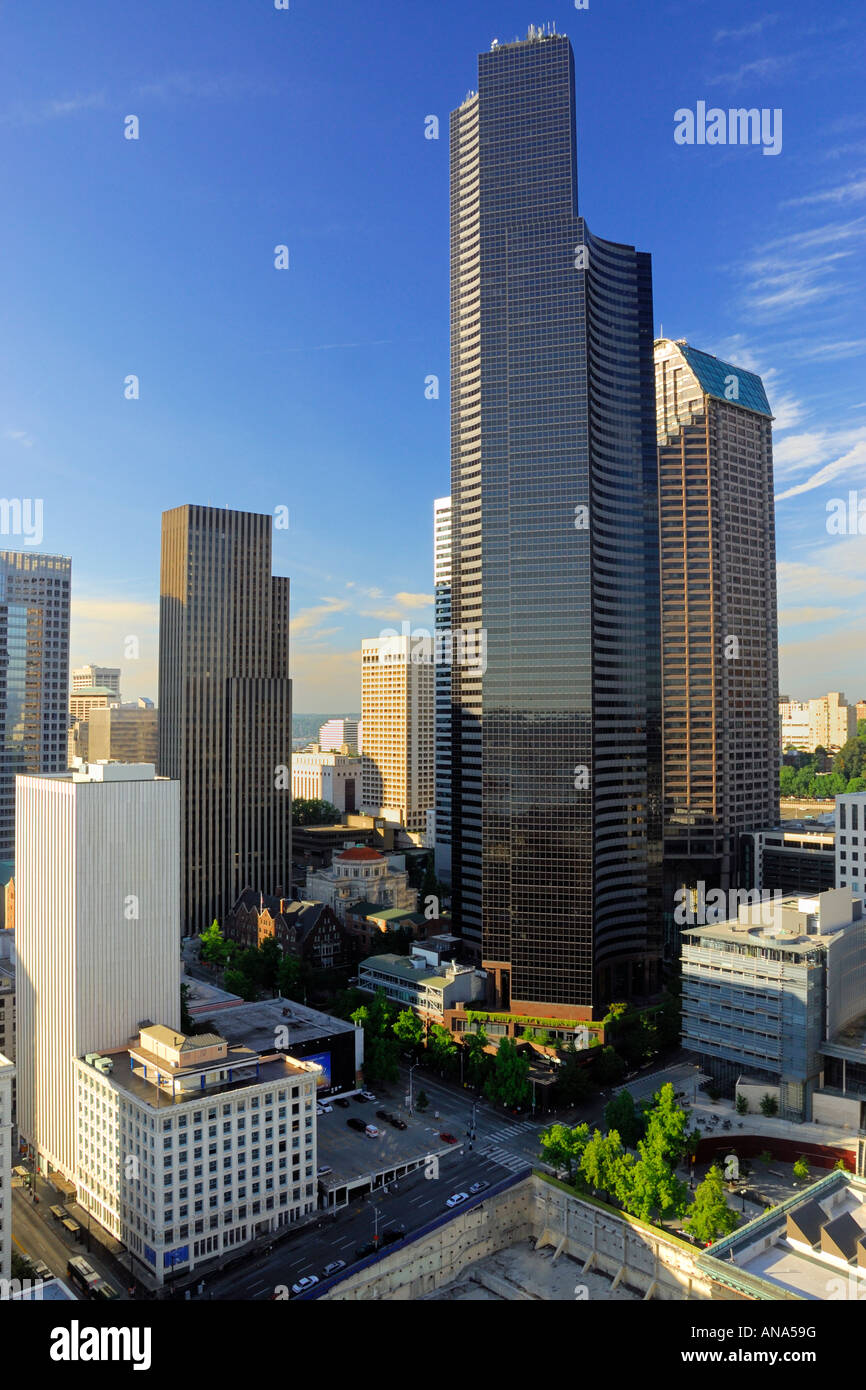 Blick vom oberen Rand der Smith Tower auf das Geschäftsviertel mit der Columbia Center in Downtown Seattle Washington USA Stockfoto