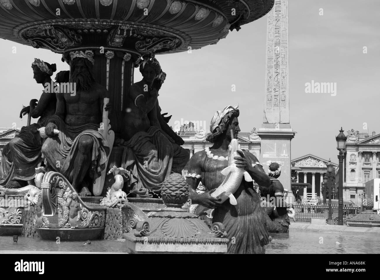 Brunnen und Statuen auf der Place De La Concorde in Paris Stockfoto