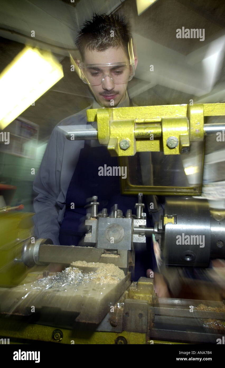 Männliche Schüler arbeiten mit einem Laith aus Metall arbeiten UK Stockfoto