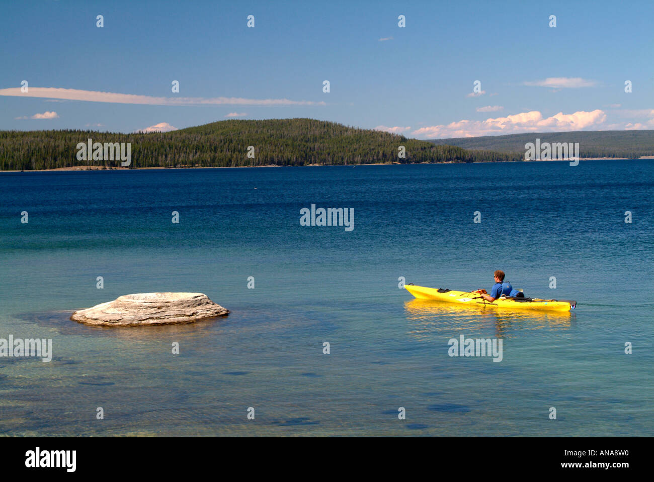 Abenteurer erkunden Yellowstone Lake im Kanu am West Thumb Geyser Basin im Yellowstone National Park in Wyoming USA Stockfoto