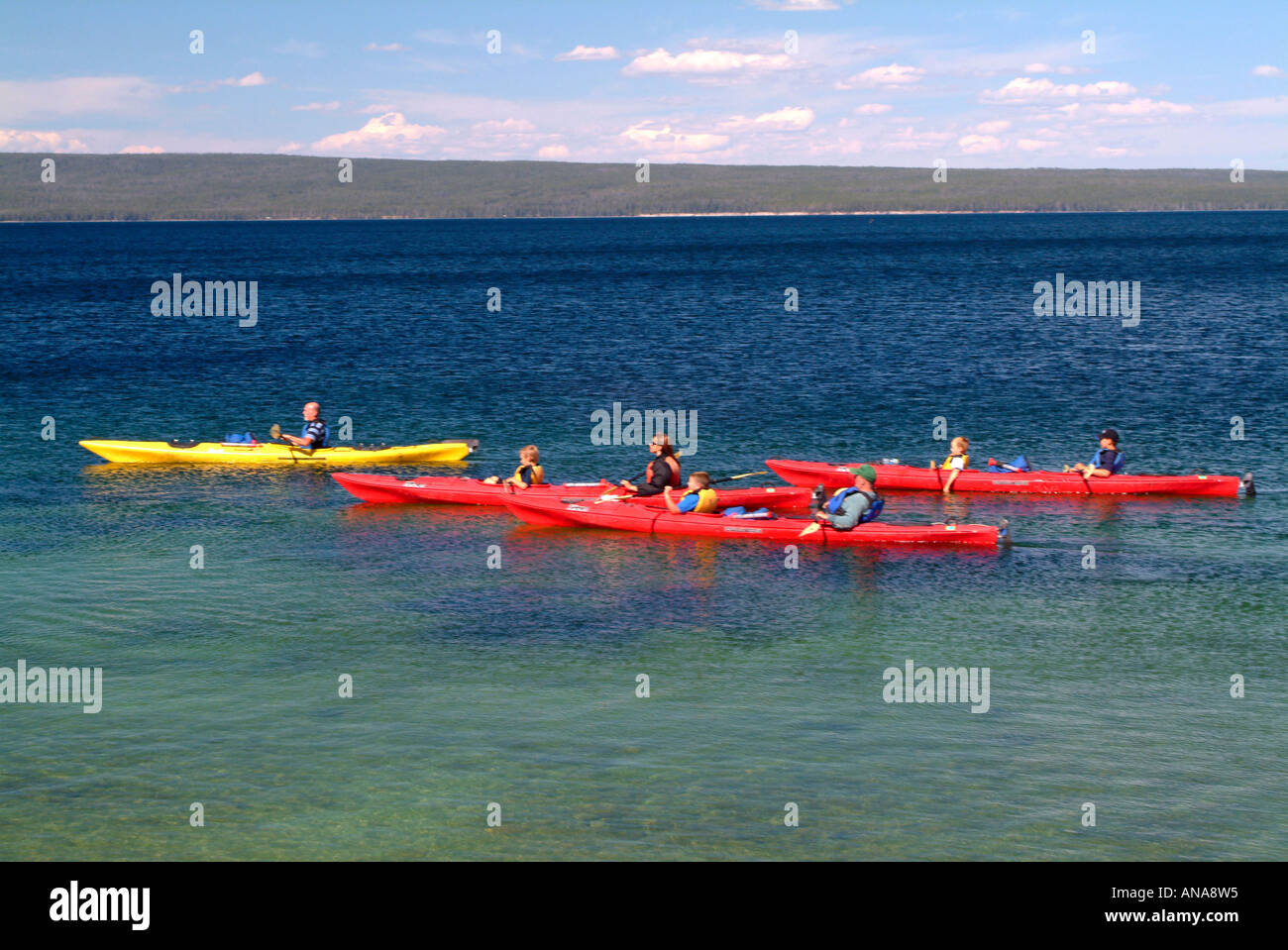 Abenteurer erkunden Yellowstone Lake in Kanus am West Thumb Geyser Basin im Yellowstone National Park in Wyoming USA Stockfoto