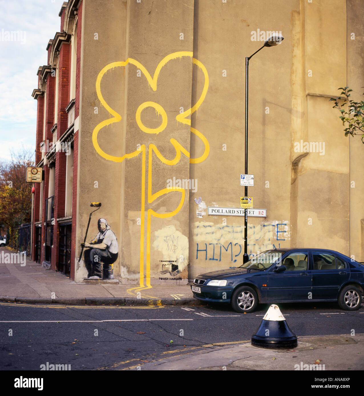 Banksy gelbe Linie Blumenmalerei Street Art und Maler mit einer Rolle an einer Wand in Pollard Street, Bethnal Green, London KATHY DEWITT Stockfoto